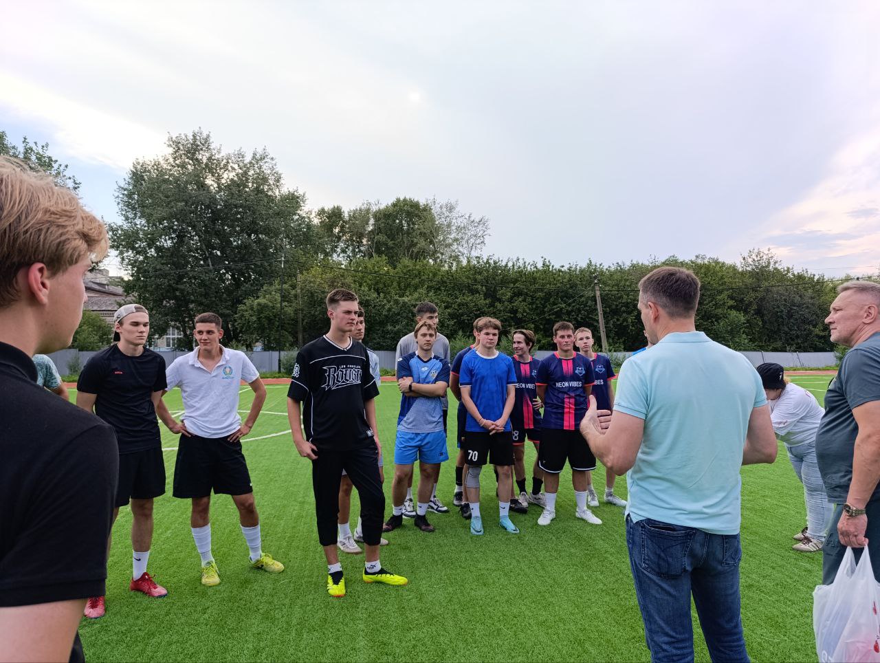 "Во двор зазывай, а со двора не спускай"