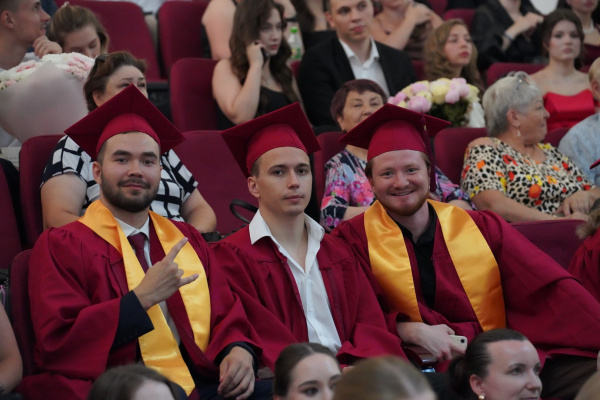 Праздник знаний и новых стартов: В ДВГАФК вручили дипломы выпускникам